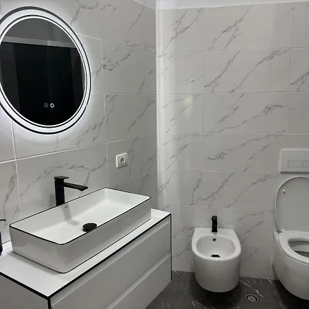 Elegant Escape At Spring Apartman Tirana
